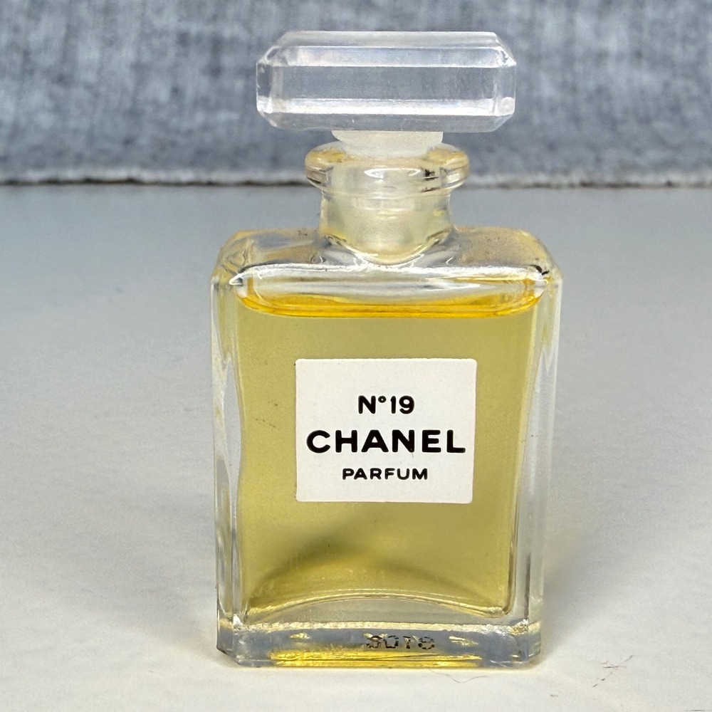 Chanel No 19 Parfum Pure Perfume Splash 0.12 fl oz 3.5 ml Vintage Miniature RARE